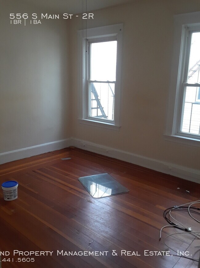 Building Photo - 556 S Main St