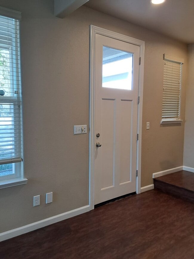 Building Photo - 2204 Estes Rd