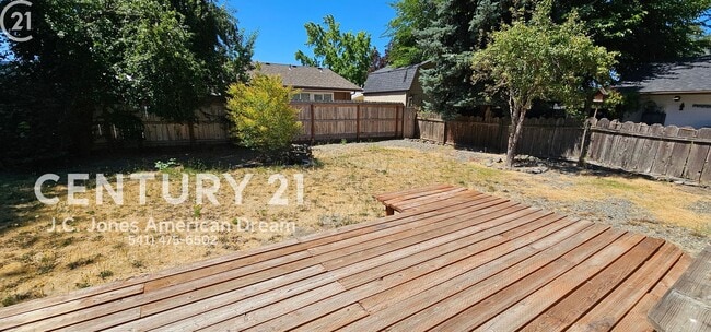Building Photo - Minutes to Downtown Grants Pass