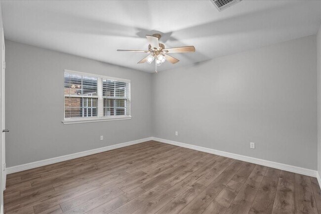Building Photo - 2105 Murfield Dr