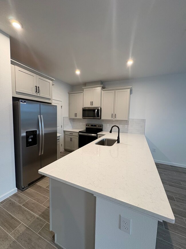 Building Photo - Modern 3-Bed, 3-Bath Townhome in Winter Sp...