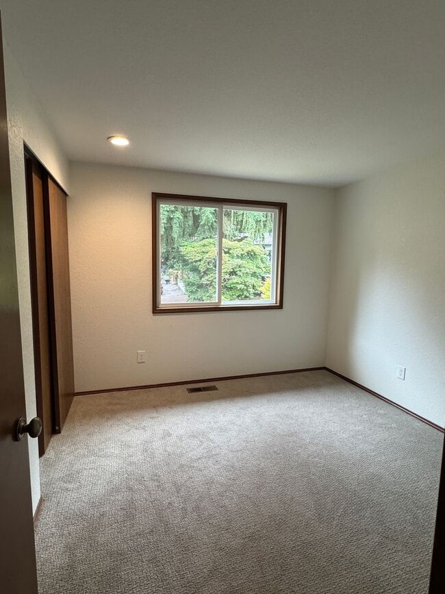 Building Photo - Quiet, N.Seattle neighborhood - duplex