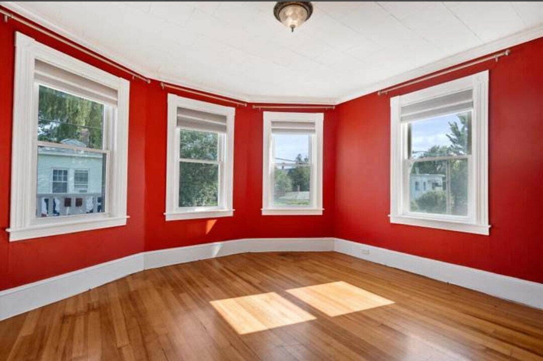 Living room with bay window - 33 Krakow Ave