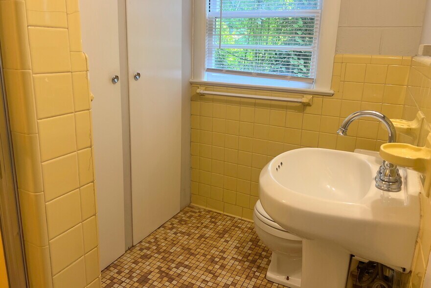 Building Photo - 2103 Pender Ave