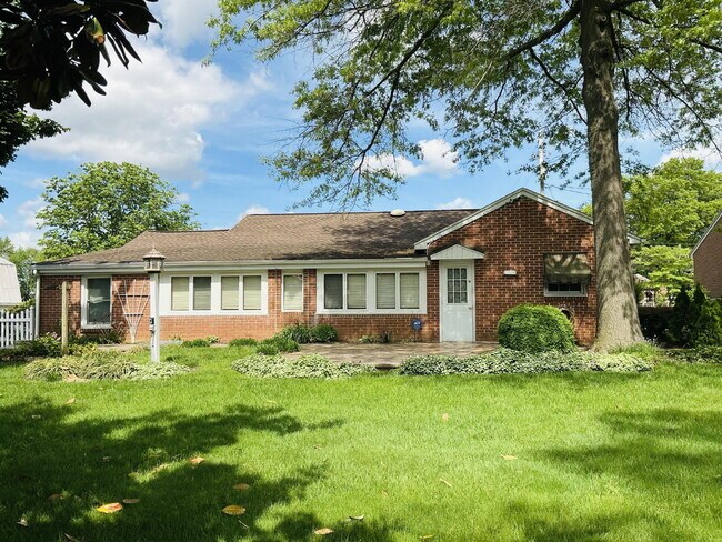 Building Photo - "Charming 3-Bedroom Home with 2 Full Baths...