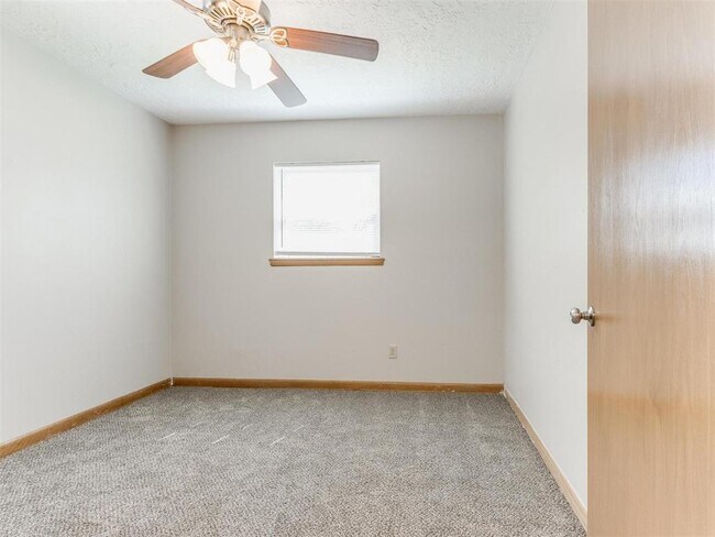 Building Photo - 306 S Mercedes Dr