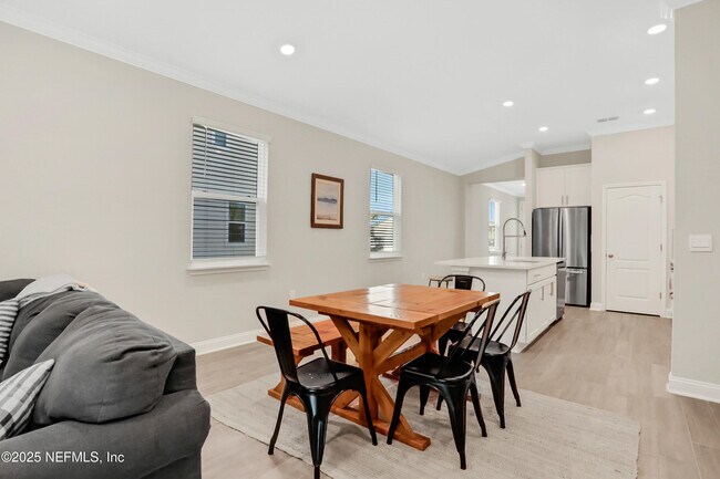 Building Photo - 404 Thistleton Wy