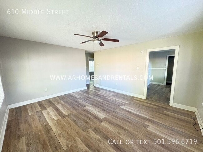 Building Photo - 610 Middle St