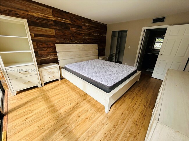 Building Photo - 17021 N Bay Rd