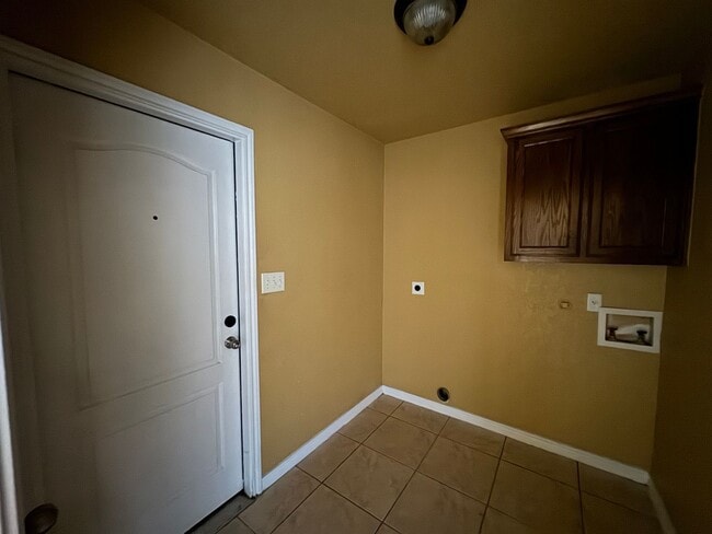 Building Photo - 9600 Diana Dr