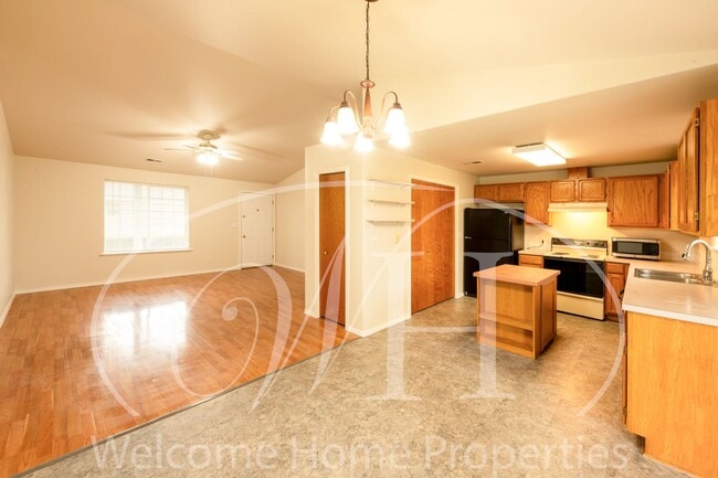 Building Photo - 337 NE Kingwood Pl