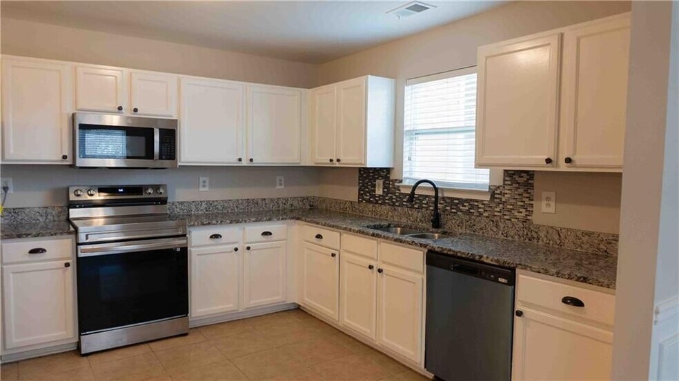 Building Photo - 11037 Southwood Dr