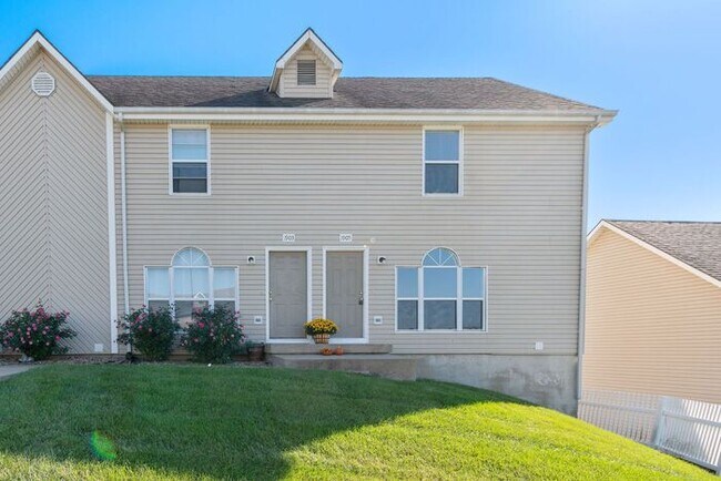 Building Photo - Renovated Spacious Townhomes