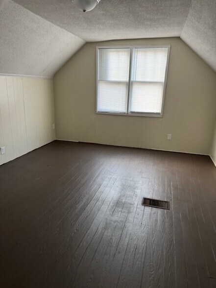 Building Photo - 224 Elmwood Dr