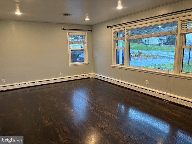 Building Photo - 5424 Valley View Dr