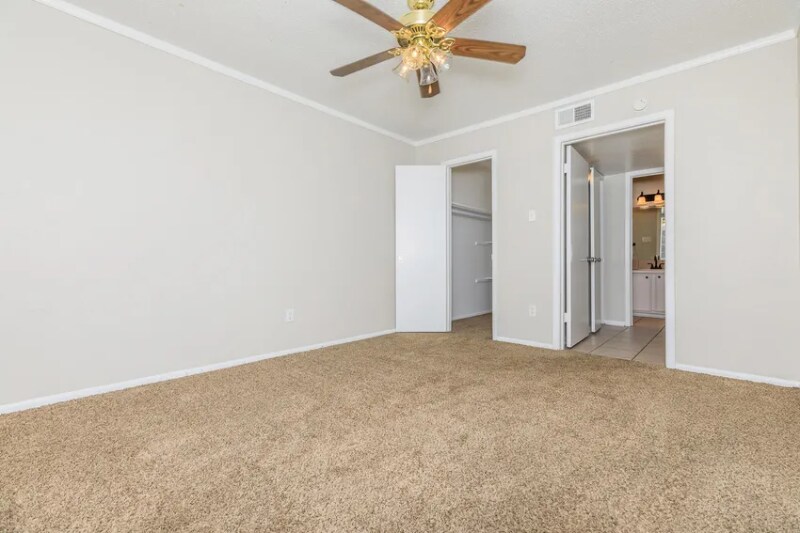 Building Photo - 4645 Ocean Dr