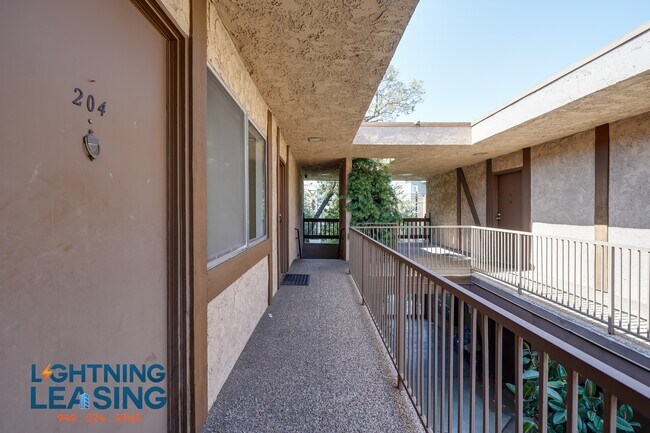 Building Photo - 14632 Magnolia-204D