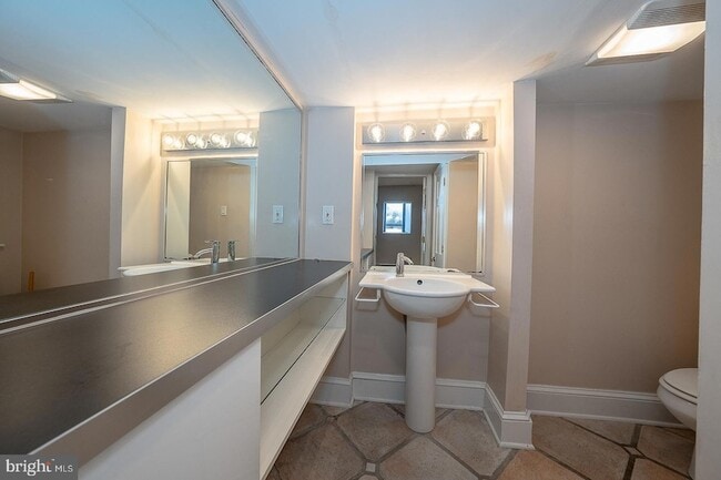 Building Photo - 212 Elm Terrace