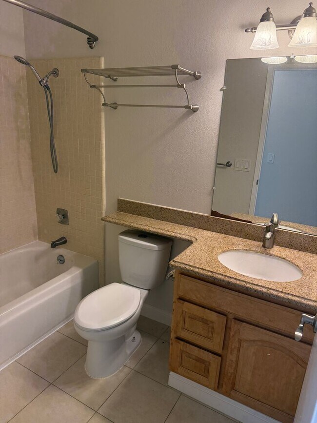 Building Photo - SPACIOUS 2 BEDROOM, 2 BATHROOM UPSTAIRS UN...