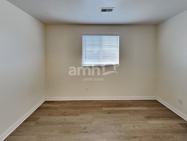 Building Photo - 10766 N Cypress