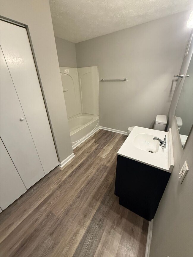 Building Photo - 2074 Fairmont Ct