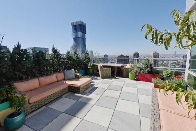 Building Photo - 2 2nd St