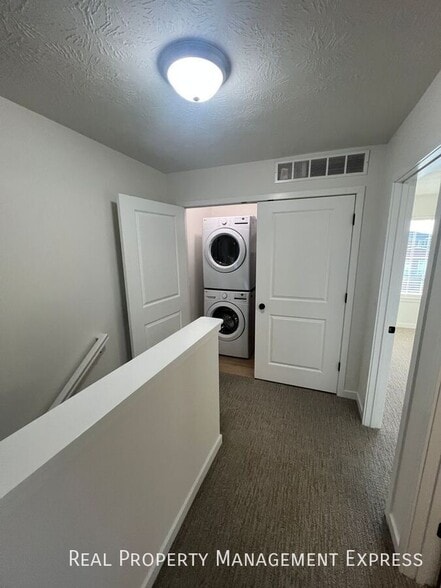 Building Photo - Stylish 1 Bed 1.5 Bath Townhome