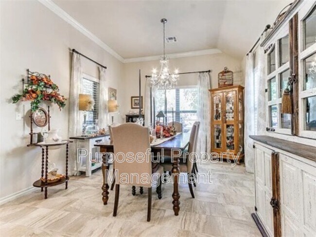 Building Photo - 811 E Mosier St