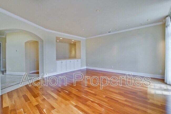 Building Photo - 450 Juanita Way