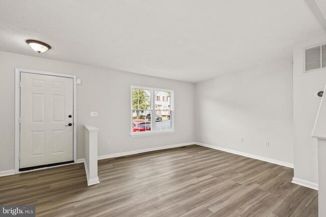 Building Photo - 306 Kings Crest Dr