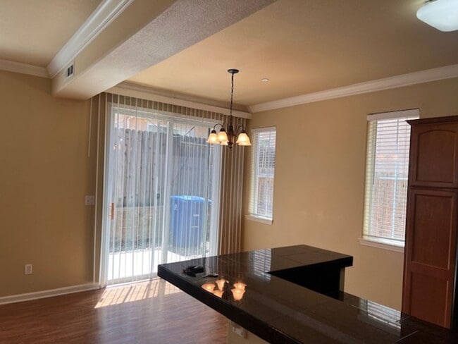 Building Photo - 3 Bedroom Home in Shasta View Gardens