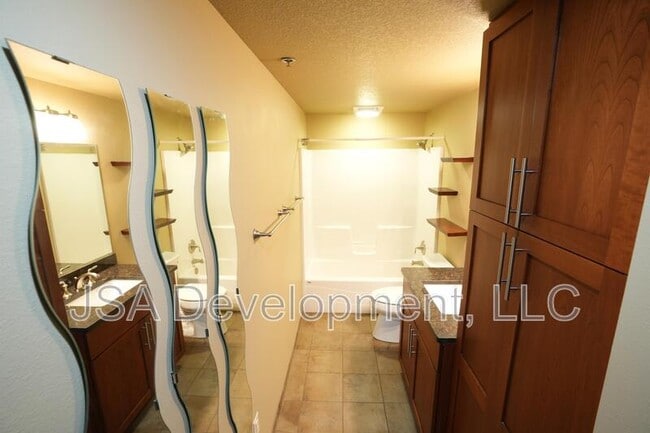 Building Photo - 208 E 4th St