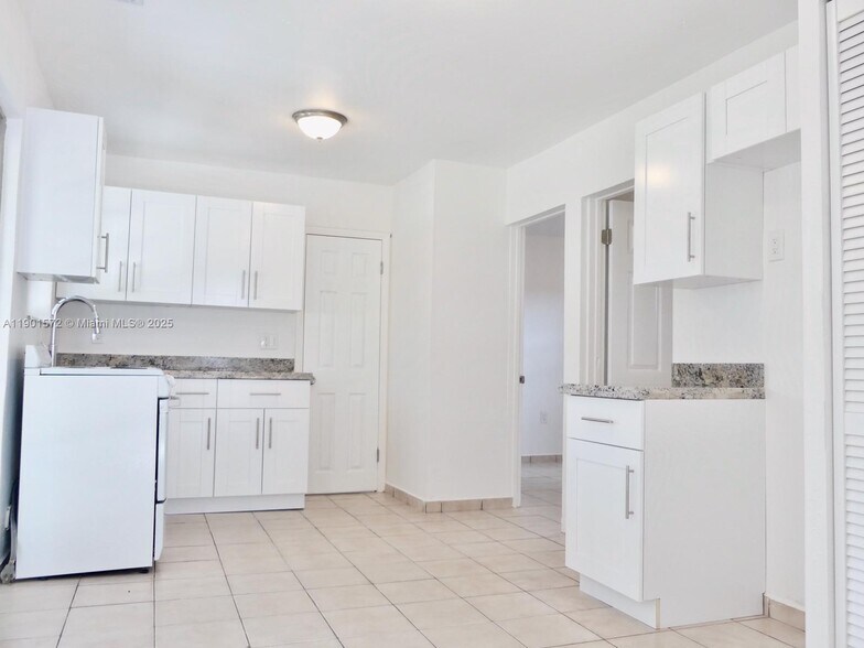 Building Photo - 3429 NW 5th St