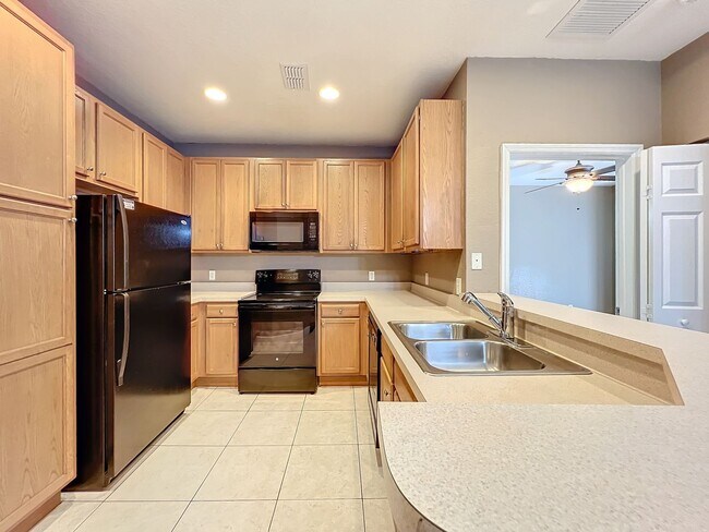 Building Photo - LUXURY 3 Bedroom / 2 Bath Townhome in a ga...