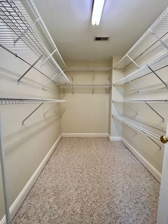 Building Photo - 5 Bed, 3.5 Bath w/ 3 Car Garage Less than 1 Mile from Downtown Franklin