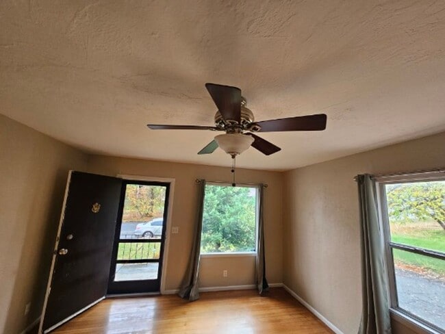 Building Photo - Rental in central Lakeport