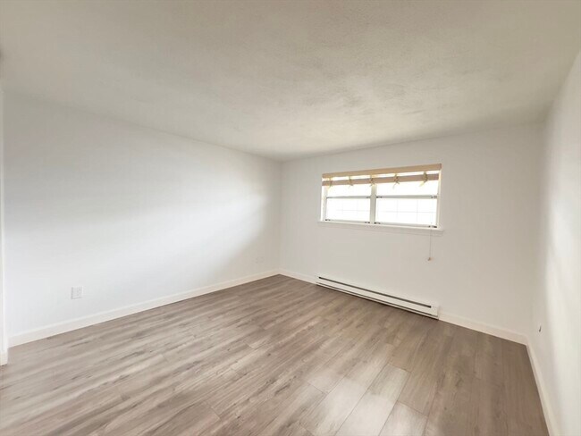 Building Photo - 36 Greentree Ln