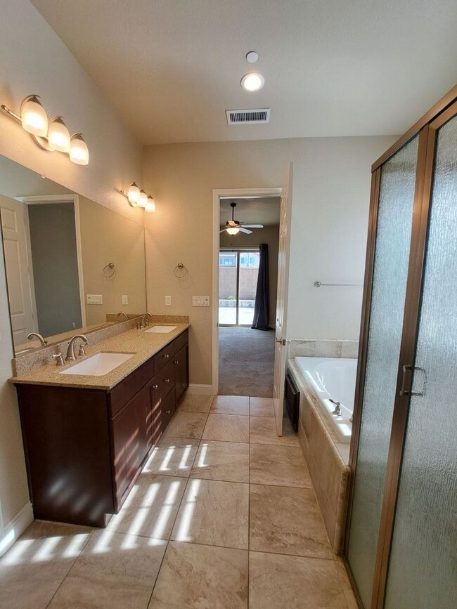 Building Photo - Beautiful 4 Bedroom Home In Clovis!