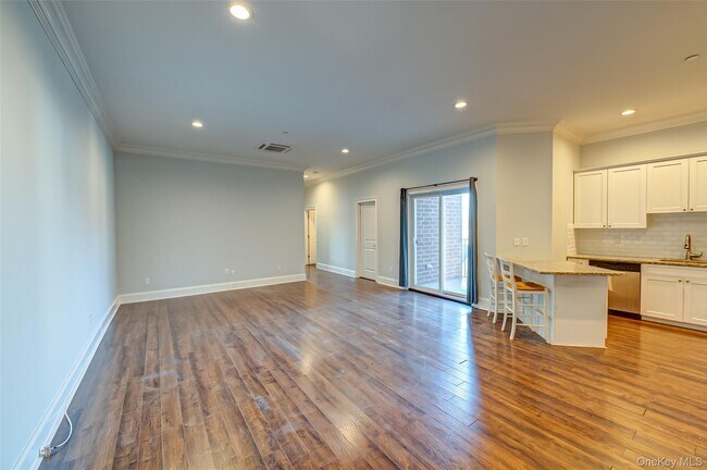 Building Photo - 2-2F Stewart Ave