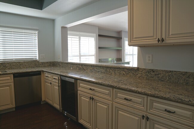 Building Photo - 35106 Mission Hills Dr