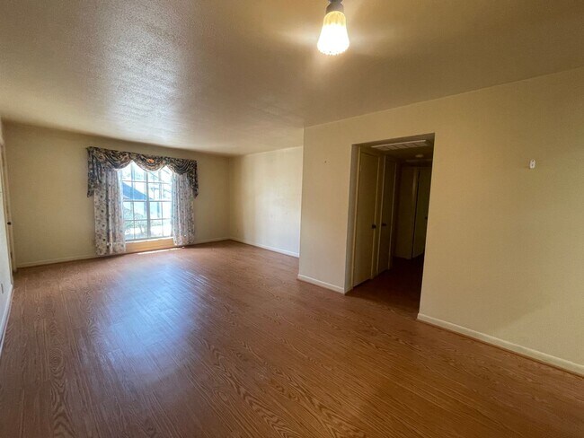 Building Photo - Move-In Ready and Waiting For You!
