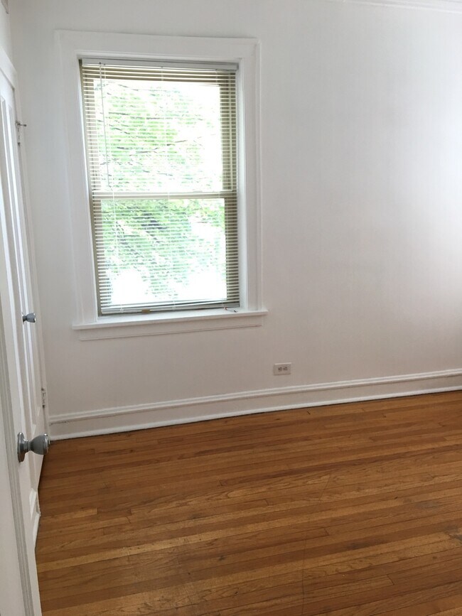 Building Photo - 3-Bed/1-Bath Condo Apartment  With Gorgeou...