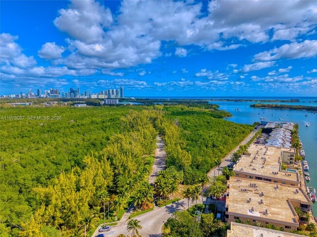 Building Photo - 2000 NE 135th St