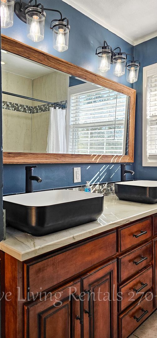 Building Photo - Cozy home with a stunning view!