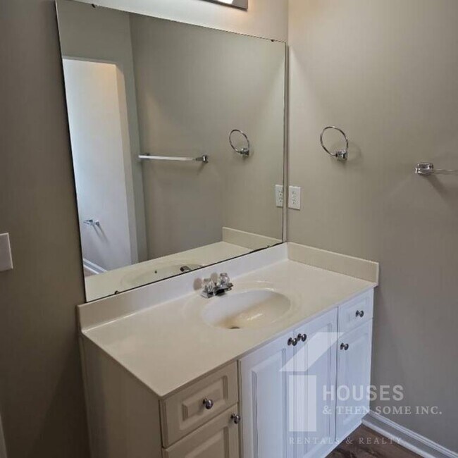 Building Photo - 210 Stapleford Park Dr