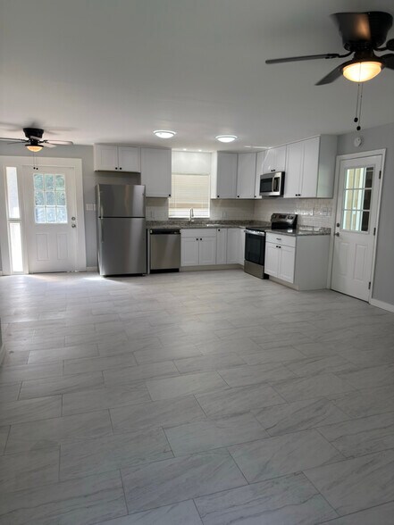 Building Photo - 2810 SW 16th Pl