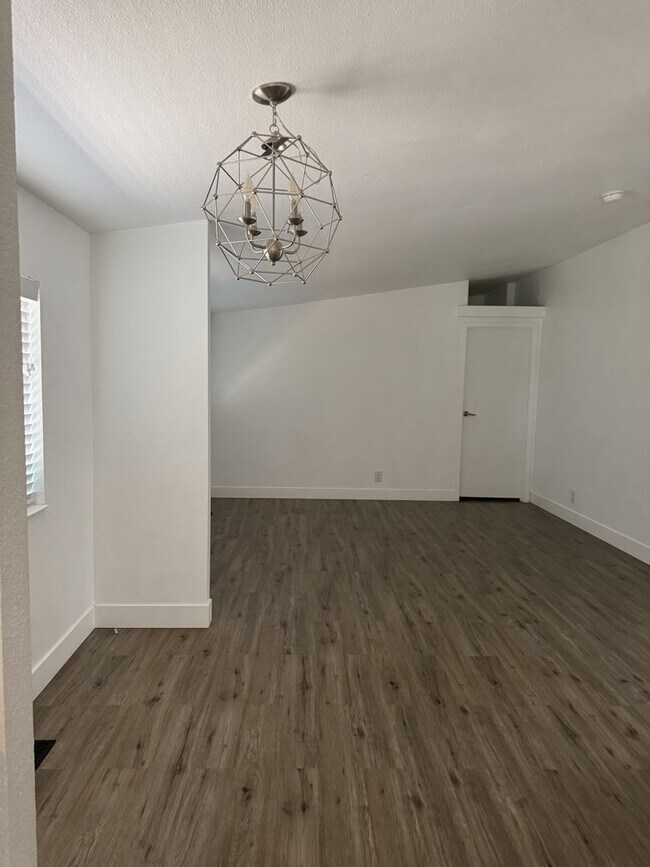 Building Photo - Large Echo home for rent