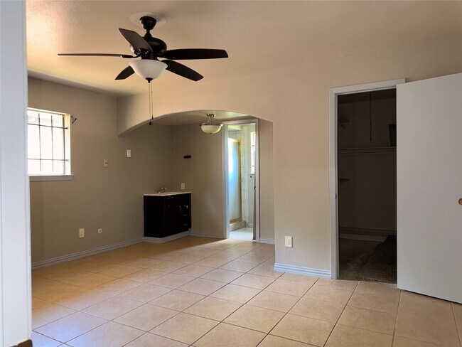 Building Photo - 6841 Flamingo Dr