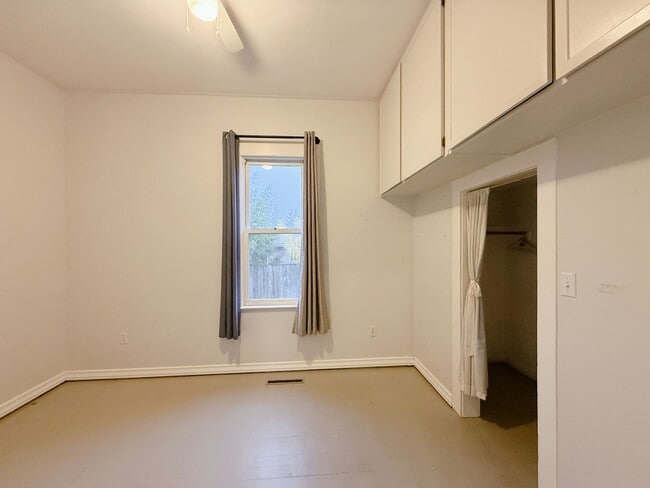 Building Photo - Available Now!! $500 off first month's rent - 2bed, 1 bath house