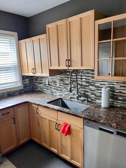 Building Photo - 72 Bakersfield St